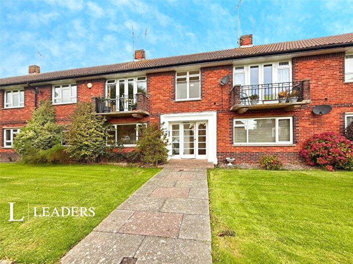 2 Bedroom Apartment For Sale In Meadow Way, Littlehampton, West Sussex, BN17