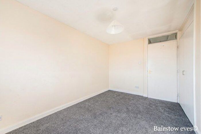 1 Bedroom Flat To Rent In Sunny Way, London, N12