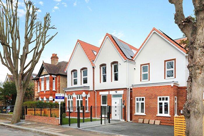 3 Bedroom Flat To Rent In Grosvenor Avenue, Carshalton, SM5