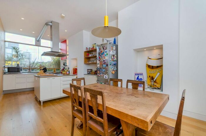 2 Bedroom Flat To Rent In Lewisham Way, New Cross, London, SE14