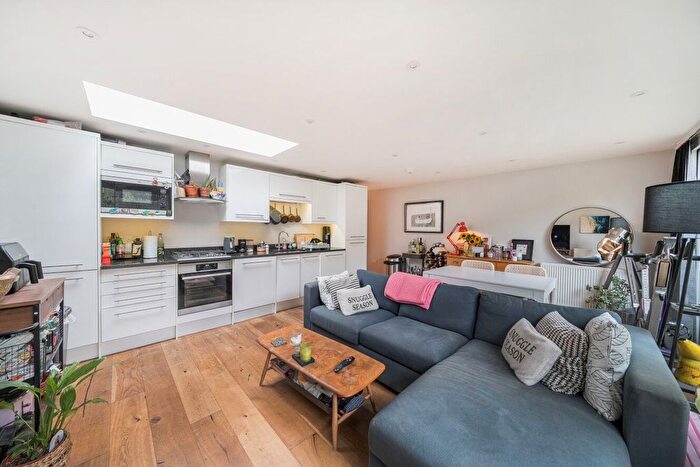 2 Bedroom Flat To Rent In Bellevue Road, London, SW17