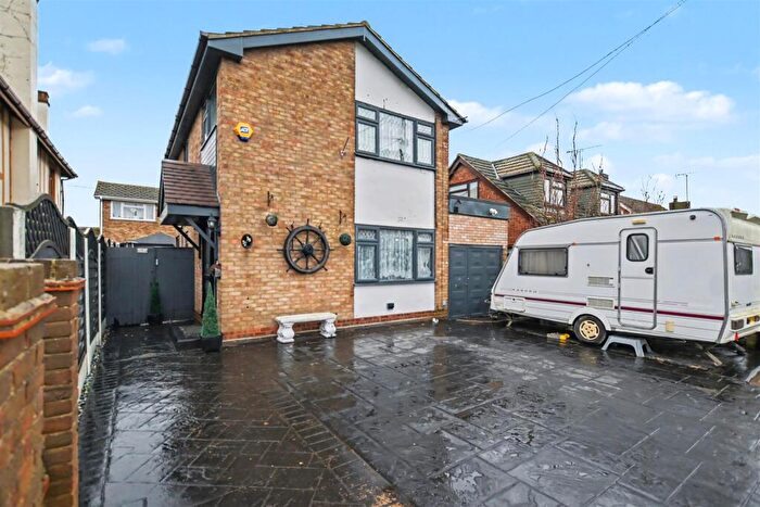 4 Bedroom Detached House For Sale In Southfalls Road, Canvey Island, SS8