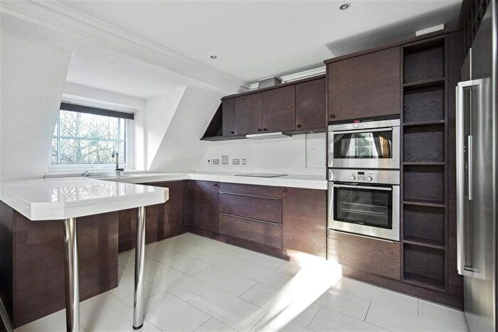 3 Bedroom Flat To Rent In Lakewood, Portsmouth Road, Cobham, Surrey, KT10