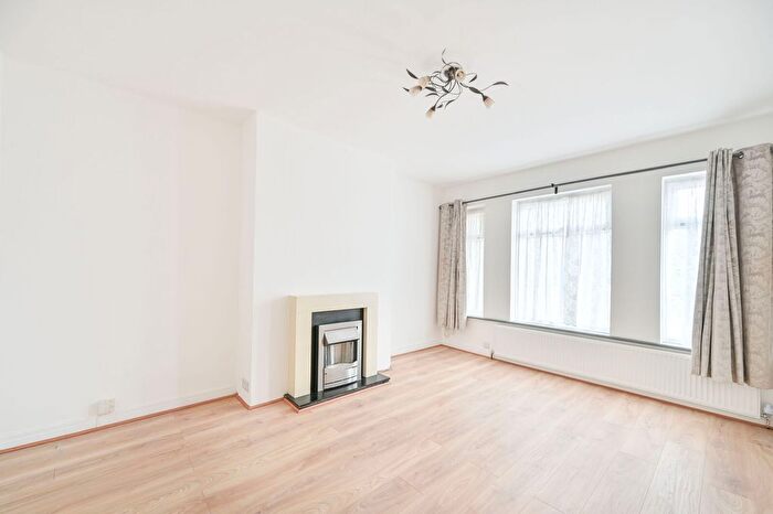 2 Bedroom Maisonette To Rent In Welland Gardens, Perivale, Greenford, UB6