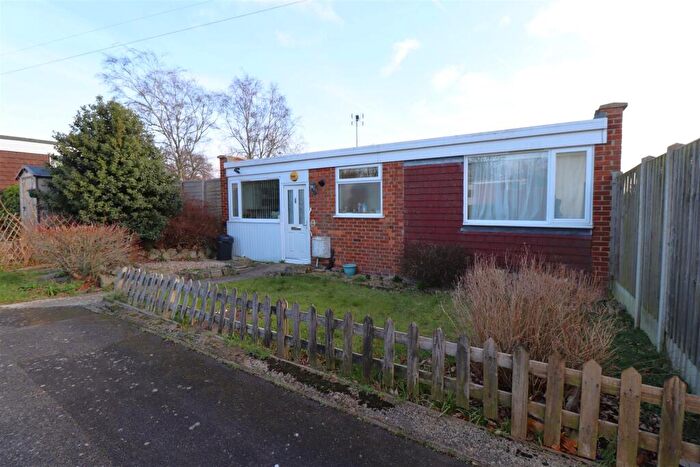 2 Bedroom Detached Bungalow For Sale In Cowbeck Close, Rainham, ME8