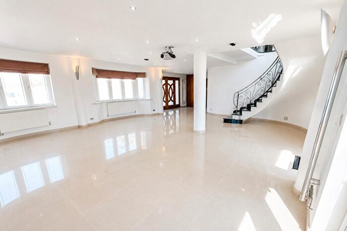 6 Bedroom Terraced House To Rent In College Road, Hoddesdon, EN11
