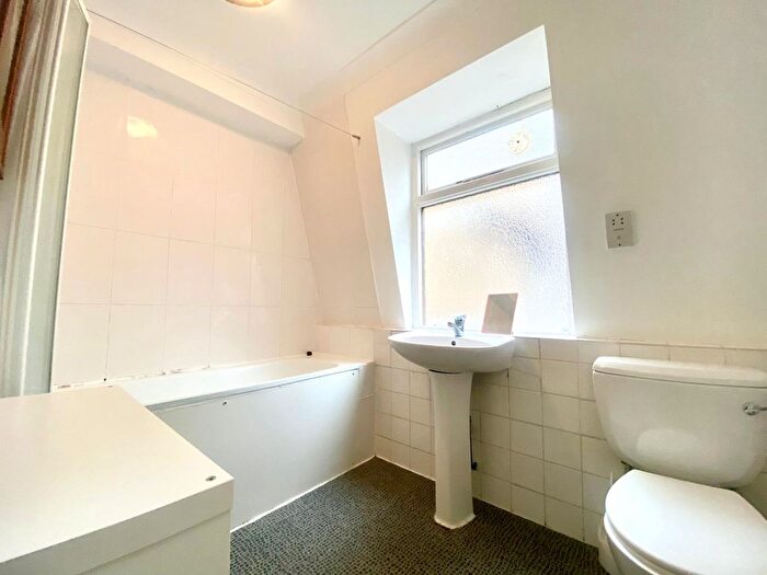 4 Bedroom Flat To Rent In Loveridge Mews, Kensal Green, NW6