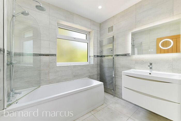 3 Bedroom Detached House For Sale In Oakwood Close, Redhill, RH1