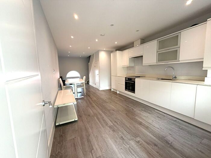 2 Bedroom Flat To Rent In Station Road, London, N11