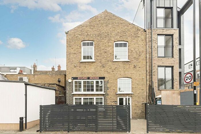 2 Bedroom Flat To Rent In Singapore Road, West Ealing, W13