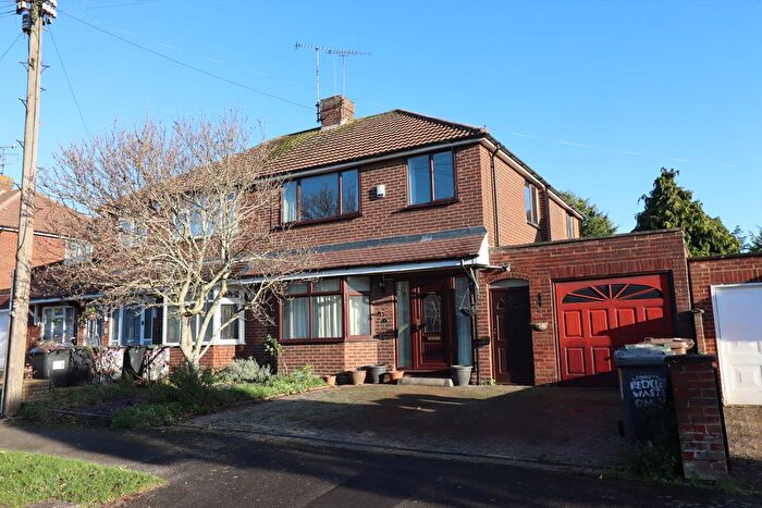 3 Bedroom Semi Detached House To Rent In Hillview, Luton, LU2