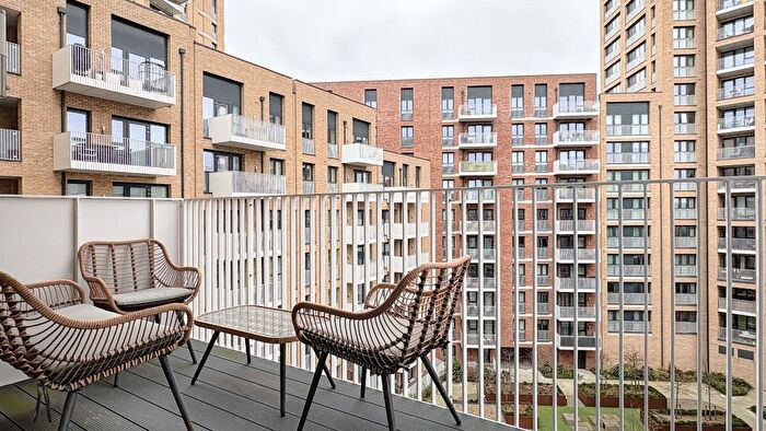 2 Bedroom Flat To Rent In Lakeside Drive, London, NW10
