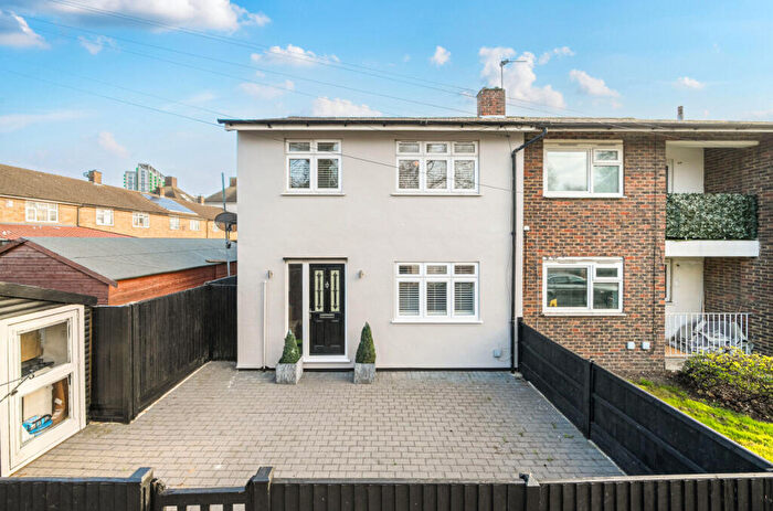 3 Bedroom End Of Terrace House For Sale In Throwley Close, Abbey Wood, London, SE2