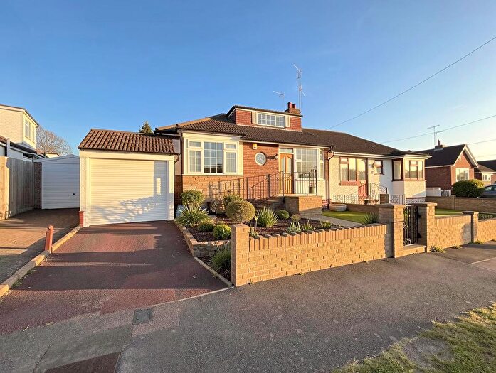 2 Bedroom Semi-Detached Bungalow For Sale In Grasmere Avenue, Luton, LU3
