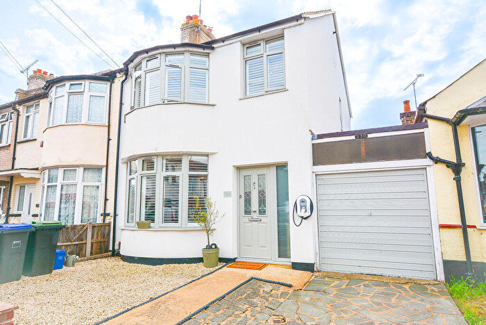 3 Bedroom End Of Terrace House For Sale In Central Avenue, Southend-On-Sea, SS2