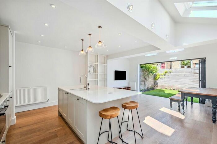 2 Bedroom Apartment To Rent In Tantallon Road, London, SW12