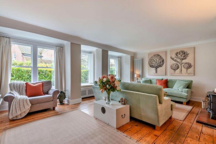 4 Bedroom Detached House For Sale In Tutts Clump, Berkshire, RG7