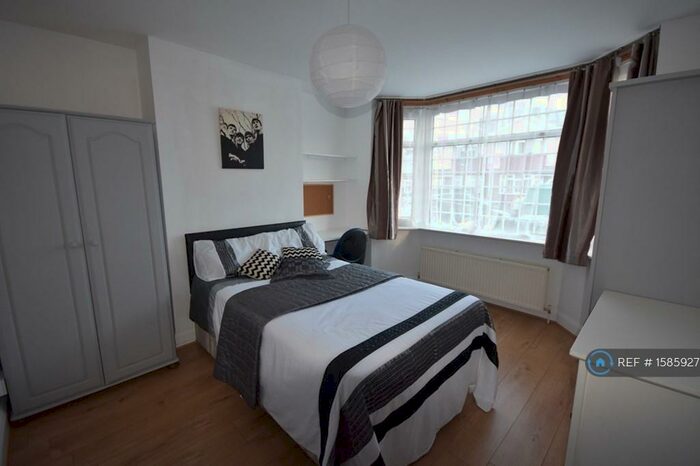 4 Bedroom Semi-Detached House To Rent In Honeysuckle Road, Southampton, SO16