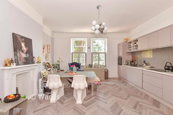 3 Bedroom Flat For Sale In New Dover Road, Canterbury, Kent, CT1