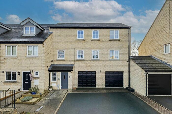2 Bedroom Flat For Sale In Far Highfield Close, Idle, Bradford, West Yorkshire, BD10