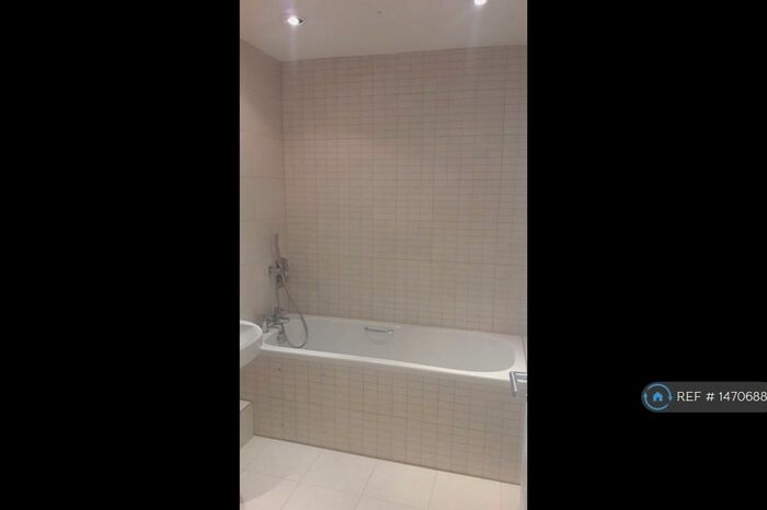 2 Bedroom Flat To Rent In Windsor Court, London, N11