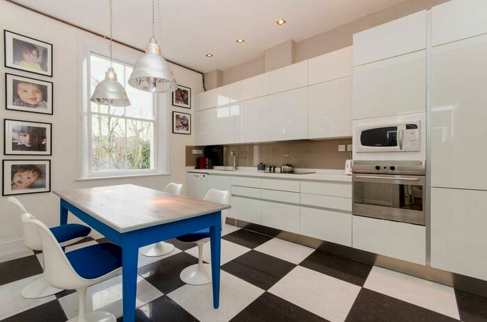 3 Bedroom Flat To Rent In Finborough Road, Chelsea, London, SW10