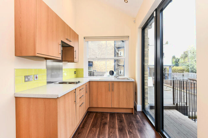 Flat To Rent In South Woodford, E18