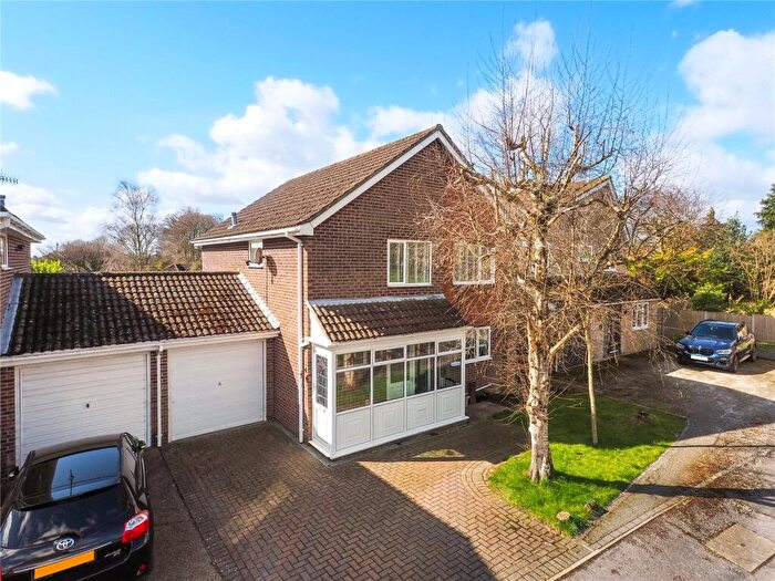 4 Bedroom Link Detached House For Sale In Rosewood Gardens, Clanfield, Waterlooville, Hampshire, PO8