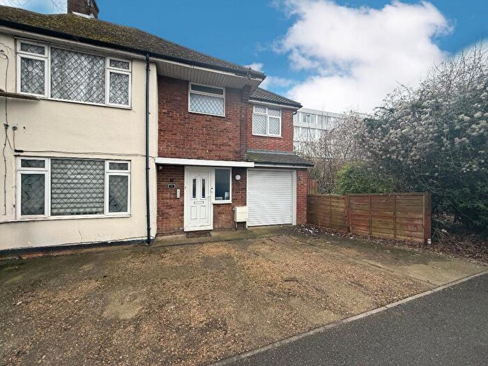 3 Bedroom Semi Detached House For Sale In Waller Avenue, Luton, LU4