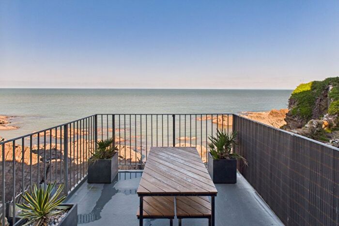 2 Bedroom Flat For Sale In Capstone Crescent, Ilfracombe, Devon, EX34