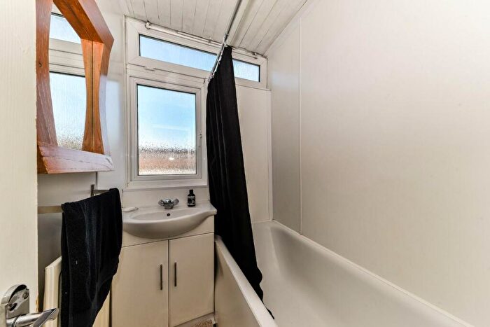 3 Bedroom Flat To Rent In Leopold Street, London, E3