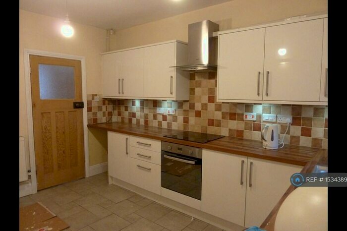 3 Bedroom Semi-Detached House To Rent In Sybil Road, Leicester, LE3