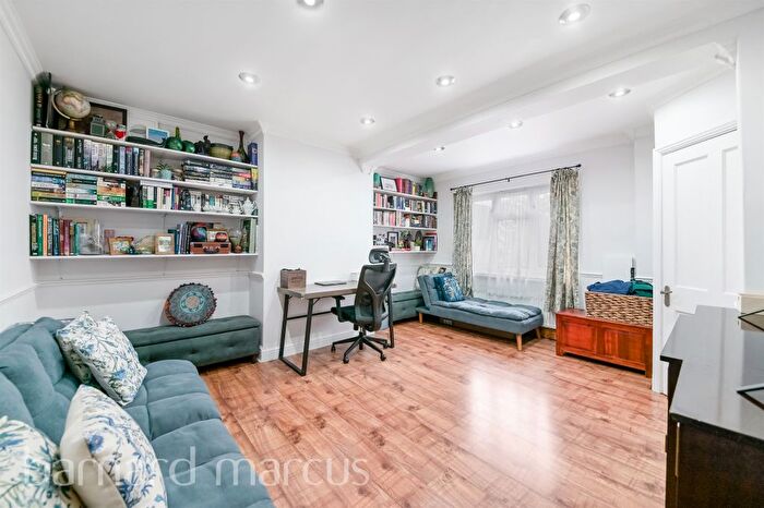 3 Bedroom End Of Terrace House For Sale In Hawthorn Crescent, South Croydon, CR2