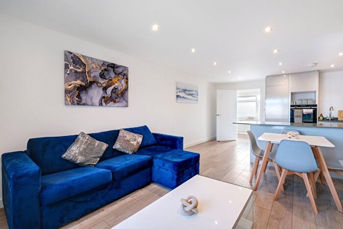 2 Bedroom Flat To Rent In The Runway, Ruislip, HA4