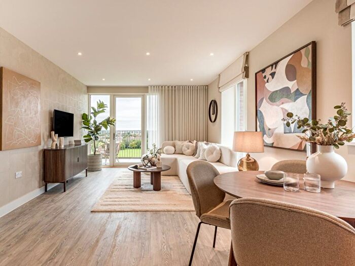 3 Bedroom Flat For Sale In Civic Street, Hounslow, TW3