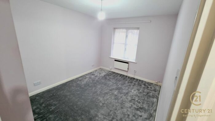 2 Bedroom Flat To Rent In Forsythia Close, Ilford IG1