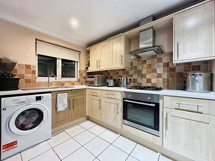 2 Bedroom Flat For Sale In Drayton Road, Borehamwood, WD6