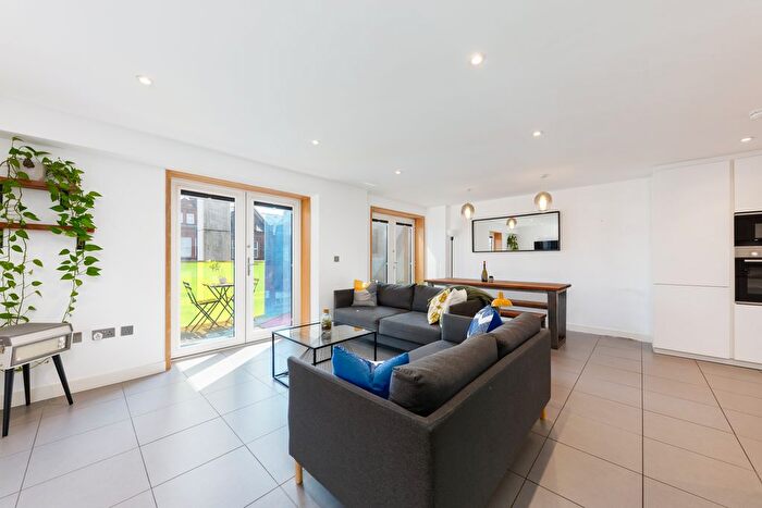 3 Bedroom Flat To Rent In Upper Clapton Road, London, E5