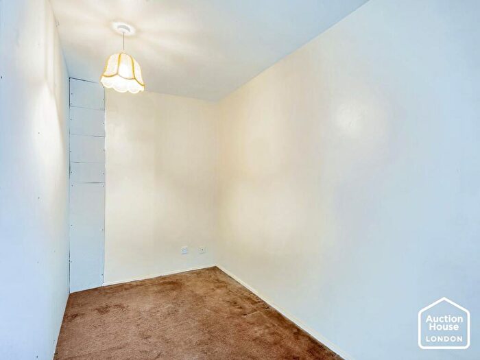 2 Bedroom Flat For Sale In Flat Mayflower House, The Drive, Great Warley, Brentwood, Essex, CM13