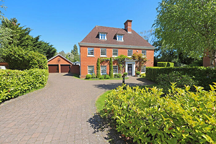5 Bedroom Detached House For Sale In Winifred Close, Arkley, EN5