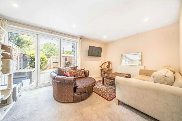 3 Bedroom Flat To Rent In Portia Way, Mile End, E3