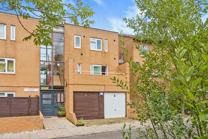 3 Bedroom Maisonette For Sale In Towan Avenue, Fishermead, Milton Keynes, MK6