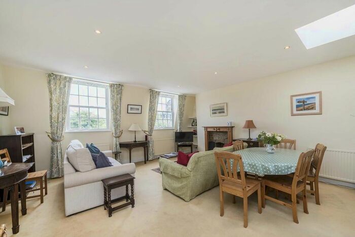 3 Bedroom Maisonette To Rent In Tachbrook Street, London, SW1V