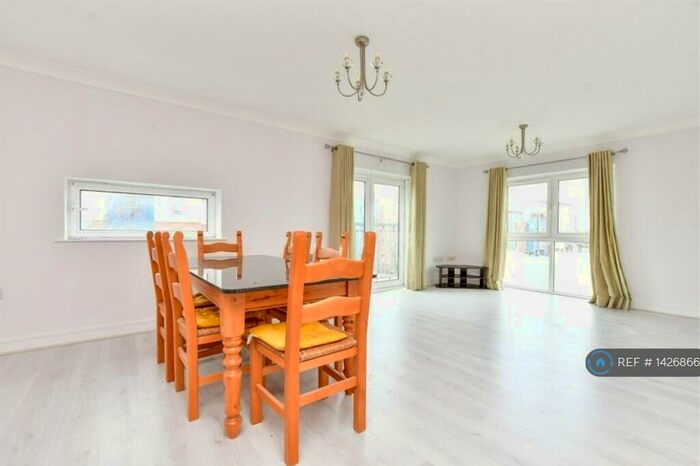 2 Bedroom Flat To Rent In Renaissance Court, Sutton, SM1