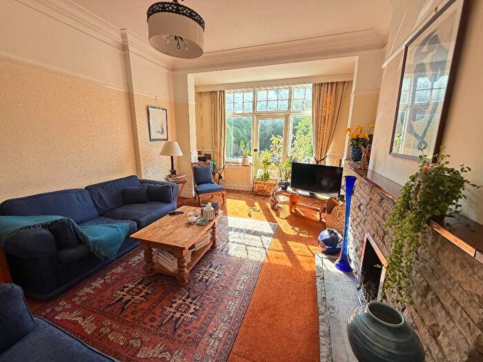 4 Bedroom Property For Sale In Lyndhurst Avenue, London, NW7