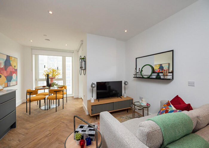 Studio To Rent In Upper East, Bow, E3