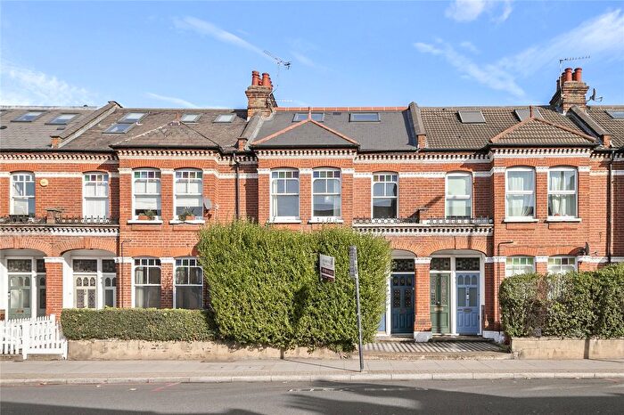 3 Bedroom Maisonette For Sale In Tooting Bec Road, London, SW17