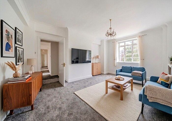 3 Bedroom Flat For Sale In Hammersmith Road, Hammersmith, London, W6