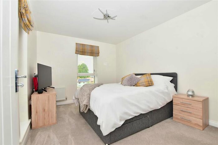 2 Bedroom Flat For Sale In Charlotte Way, Leybourne, West Malling, Kent, ME19