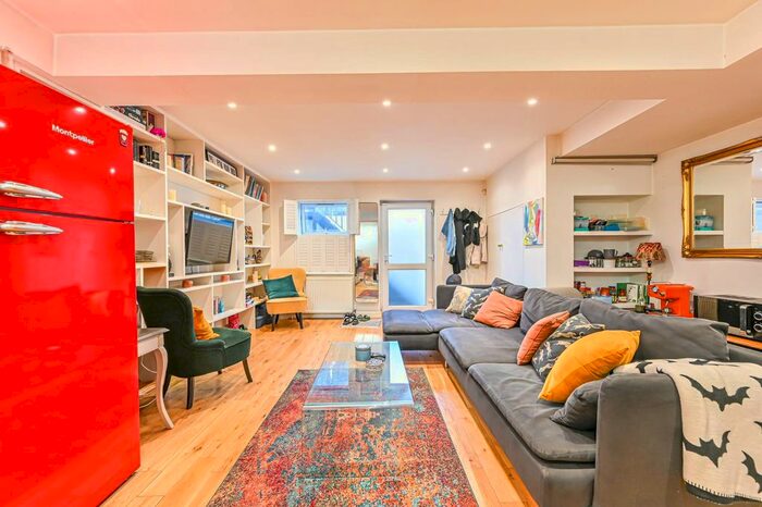 3 Bedroom Flat To Rent In Railton Road, Herne Hill, London, SE24